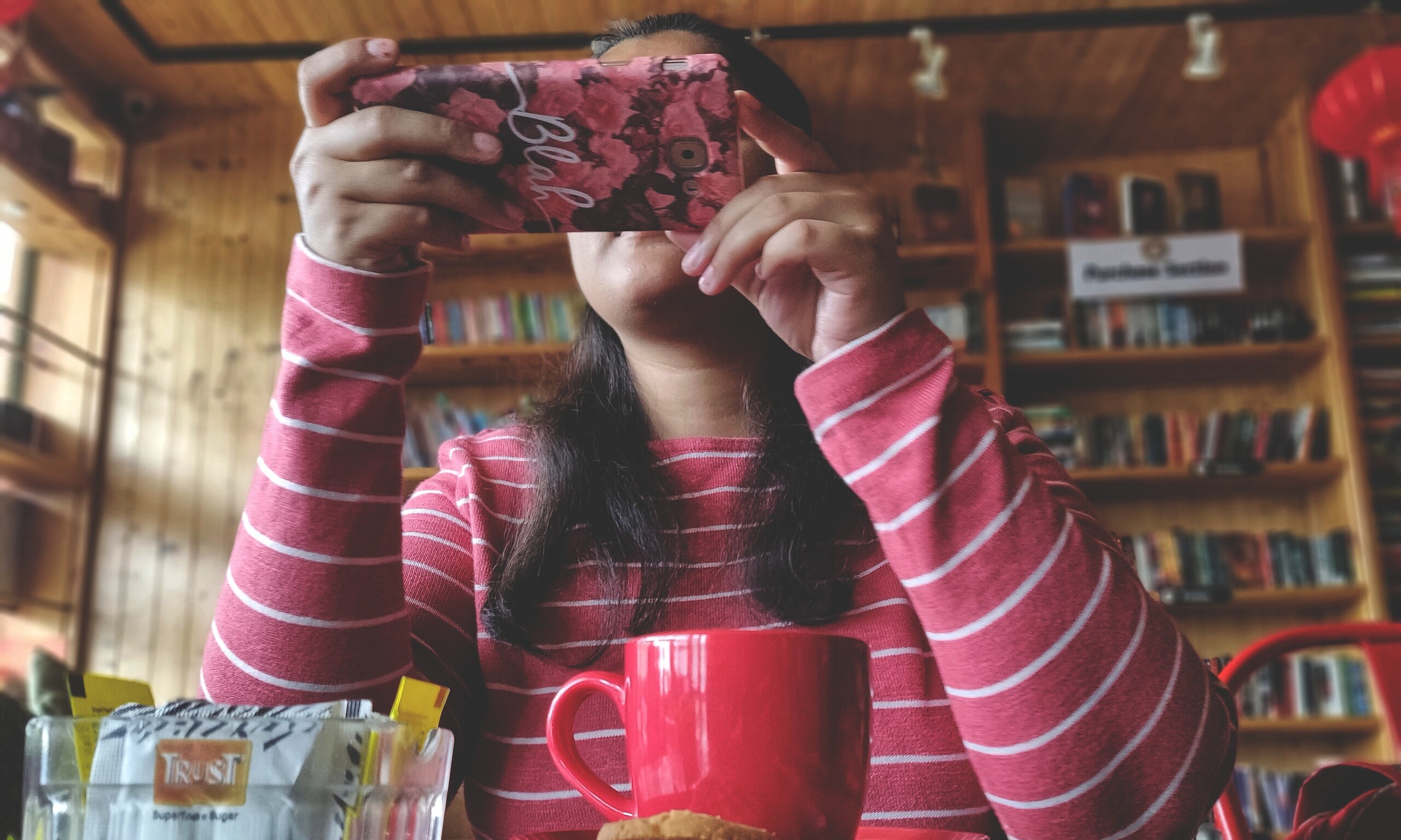 Frau fotografiert mit Smartphone.